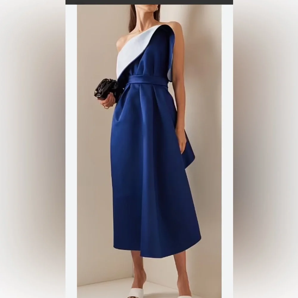 Carolina Herrera Cascading Bodice Midi Dress
Exquisite - Picture 3 of 3